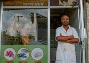 Comerciante na porta da loja