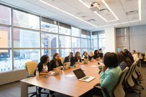 Equipe usando o sistema em notebooks
