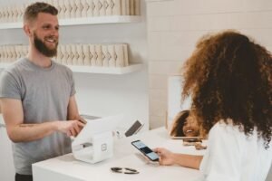 Atendimento no balcão com pagamento por cartão