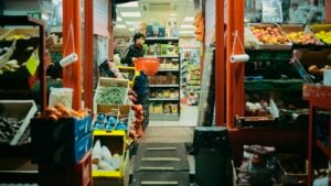 Mercearia com prateleiras de produtos